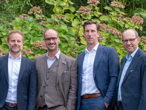 Von links: Jan Keller (Vorstand Vereinigte Hagelversicherung), Christian Senft, Philipp Schönbach, Dietmar Kohlruss (Vorstand Gartenbau-Versicherung) (Bild: Gartenbau-Versicherung)