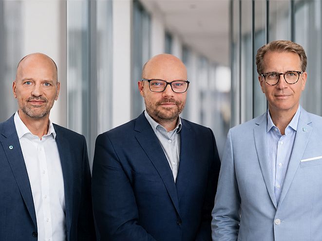 Von links: Joachim Zech und Philipp Langendörfer und Martin Gräfer, Vertriebsvorstand die Bayerische (Bild: die Bayerische)